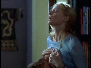 Мужчина перевозбудился и трахнул похотливую жену прям на полу