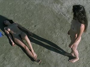 Голая красотка любуется своей подружкой на диком пляже