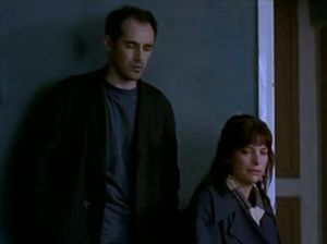 Мужик отпердолил молчаливую брюнетку на матрасе