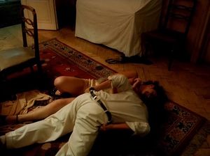 Мужчина со страстью набросился на свою любовницу и поимел ее на полу