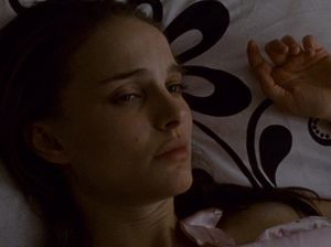 Красотка мастурбирует в кровати