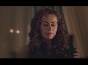 Женщина экспериментирует в постели с мужем