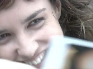 Милая крошка дурачится со своим парнем и тянет его в постель