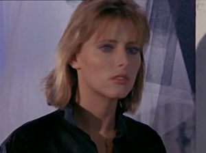 Подсматривает и мастурбирует