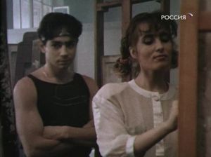 Опытный художник учит молоденькую натурщицу позировать