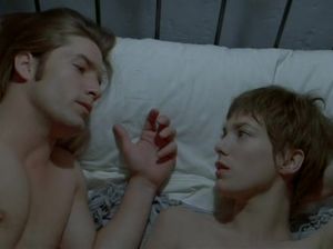 Худенькая девчонка кричит от боли когда ее трахают в попу