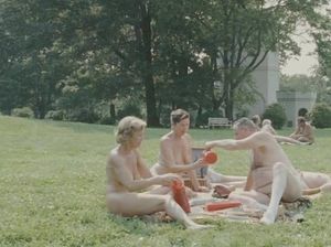 Сексуальная девушка фотограф витает в своих фантазиях