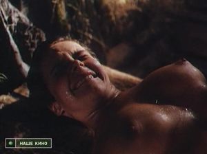 Народный целитель делает голой девушке лечебный массаж