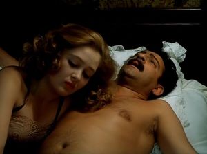 Женщина ласкает в постели своего любовника