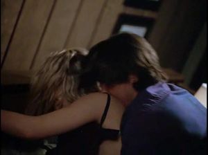 Мужик в порыве страсти накинулся на жену и жестко оттрахал