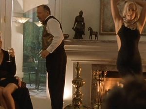 Горячая проститутка танцует перед толпой мажоров