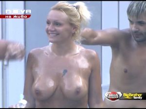 Девки оголили сиськи  и устроили бой в надувном бассейне