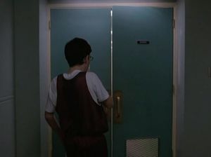 Школьник подсматривает за голыми одноклассницами в раздевалке