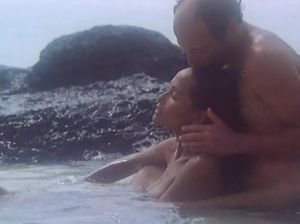 Красотка развлекается с мужчиной в море