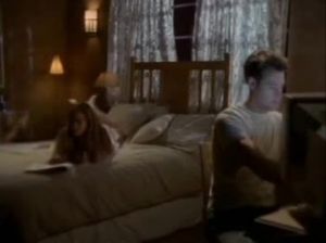 Девушка соблазняет своего друга и мастурбирует