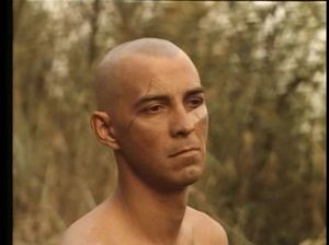 Мужчина и женщина плавают голышом в реке