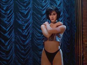 Девушка танцует перед бывшим любовником, стараясь его возбудить