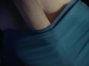 Девица соблазняет красивую подружку во время тренировки