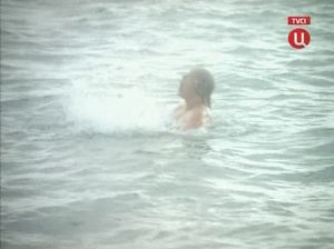 Старик спасает женщину, которая тонет