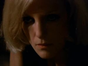 Зрелая баба заставляет девку сосать мужику член