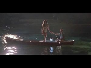 Обнаженная красавица ночью плавает в озере