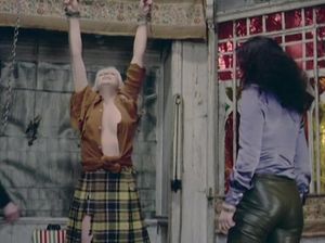 Развратная девка издевается над связанной подругой