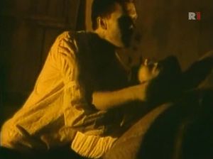 Парень в пылу страсти покрывает тело любимой поцелуями