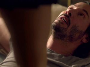 Две психопатки издеваются над мужиком