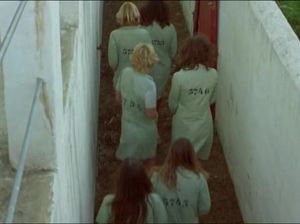 Девчонки из колонии принимают холодный душ