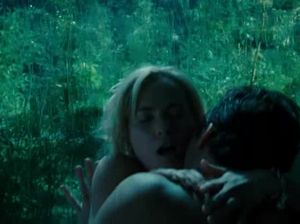 Влюбленная пара занимается сексом во время дождя