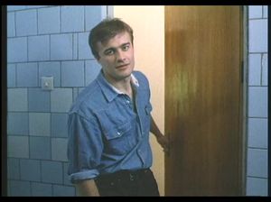 Смотрит, как симпатичная девчонка принимает душ