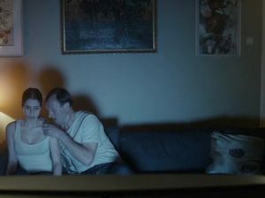 Отец возбудился и отлизал дочке киску