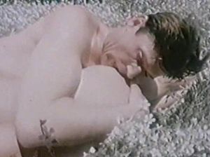 Парень устроил девушке романтическое свидание на природе