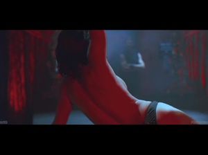 Джессика Бил исполняет эротический стриптиз танец