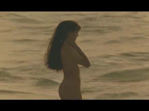 Голая красотка купается в море и плавает под водой