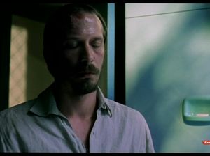 Чувак подглядывает за голой девицей в душе