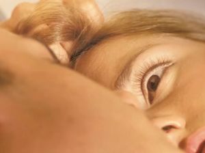 Русская красотка лежит в постели с парнем после первого секса