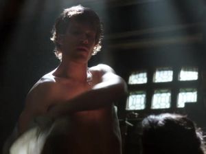 Слабоумную девушку грязно трахают в трюме корабля