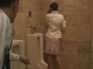 Фотограф проводит эротическую фотосессию в туалете