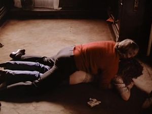 Мужик перевозбудился и оттрахал свою юную подружку в задницу