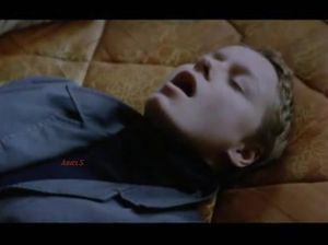 Молодая девка лежит на диване и мечтает о сексе