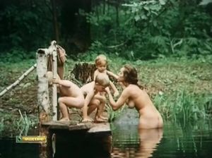 Офицер подглядывает за голой женщиной у реки