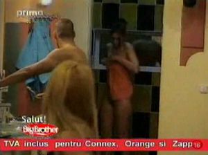 Девка принимает душ и соблазняет своего парня