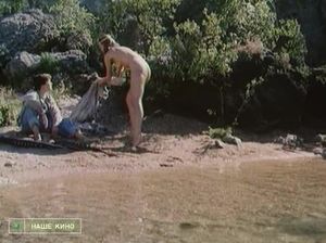 Голая девица на речке ловит рыбу