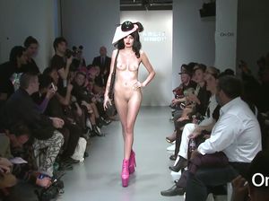 Эротический показ мод в ночном клубе