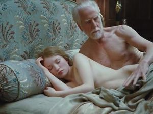 Старый дед ласкает спящую красотку