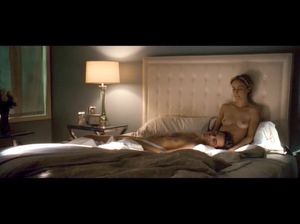 Голая женщина лежит в постели с мужем после секса