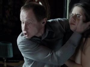 Грубо засунул пальцы в пизду проститутки