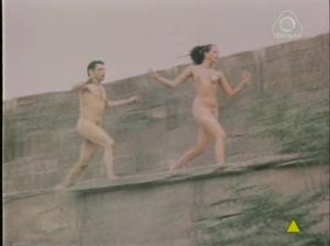 Голый мужик преследует девушку по высокой стене замка