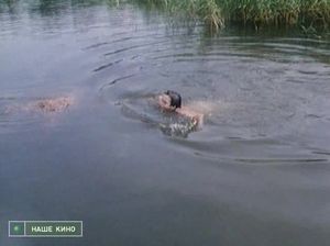 Голая девка плавает в озере со своим парнем